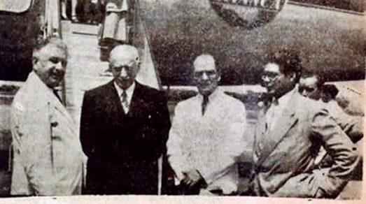 Ramon Vinyes, Carlos Rash Isla y Alfonso Fuenmayor reciben a André Maurois en el aeropuerto de Barranquilla