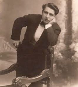 Retrato de juventud de Ramon Vinyes en Barcelona