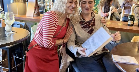 Roser Amills con una lectora de «El librero de Macondo» en la fiesta de la novela en El Barito, Palma