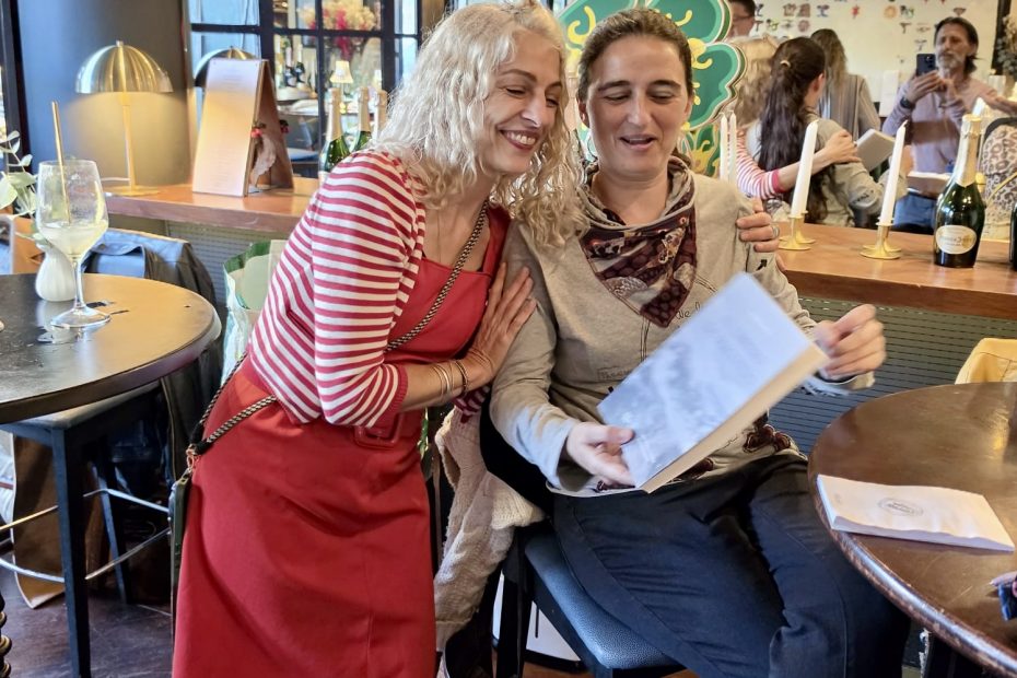 Roser Amills con una lectora de «El librero de Macondo» en la fiesta de la novela en El Barito, Palma