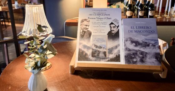 Lectores de «El librero de Macondo» con Roser Amills en la fiesta de la novela en El Barito, Palma