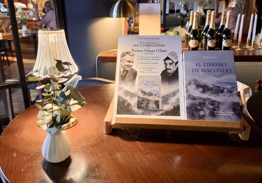 Lectores de «El librero de Macondo» con Roser Amills en la fiesta de la novela en El Barito, Palma