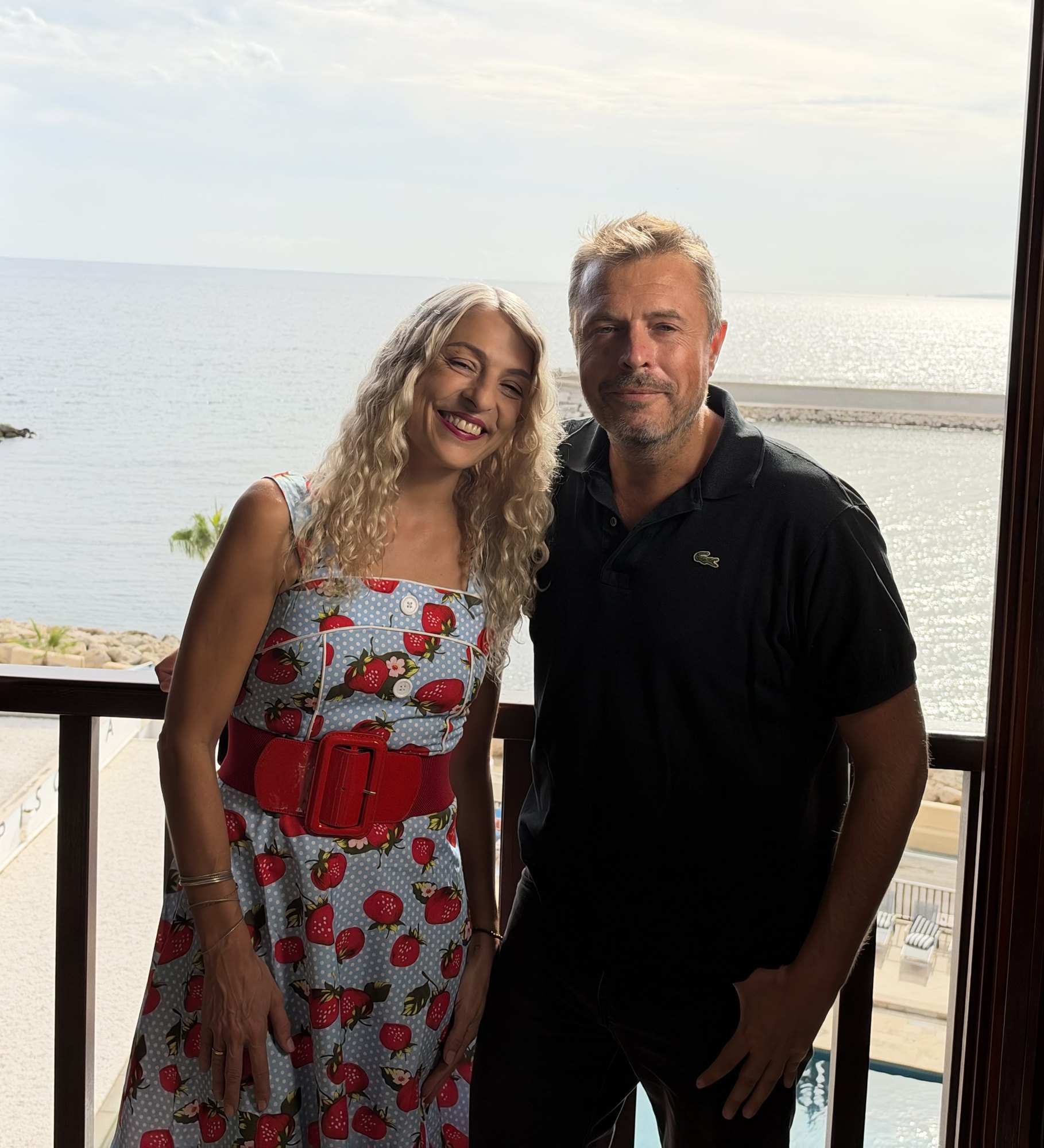 Roser Amills y J. Rivera, codirector del documental George Sanders, frente a la bahía de Palma
