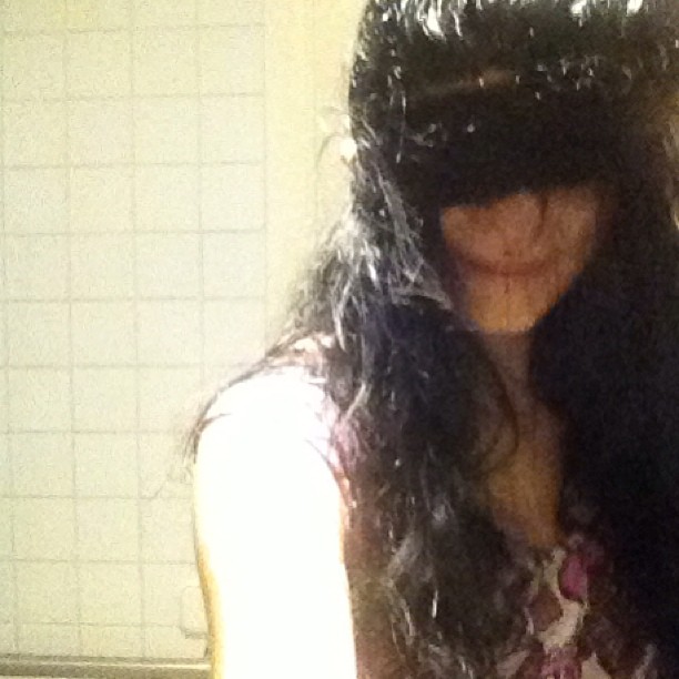 Roser Amills en un selfi con el pelo sobre la cara, con un verso de Joan Salvat-Papasseit, septiembre de 2013