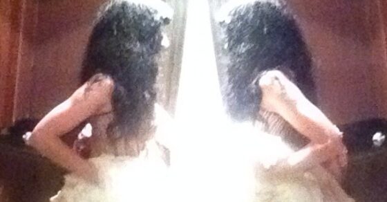 Roser Amills de espaldas, reflejada dos veces con un vestido de volantes, en la foto Estoy artista y veo doble