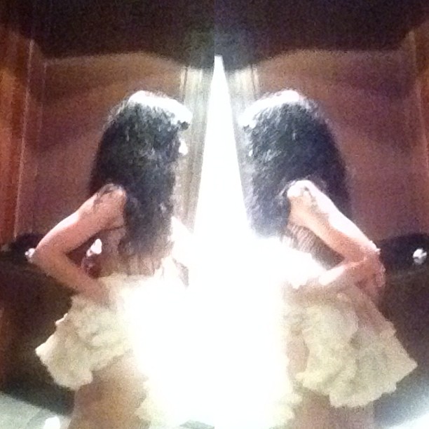 Roser Amills de espaldas, reflejada dos veces con un vestido de volantes, en la foto Estoy artista y veo doble