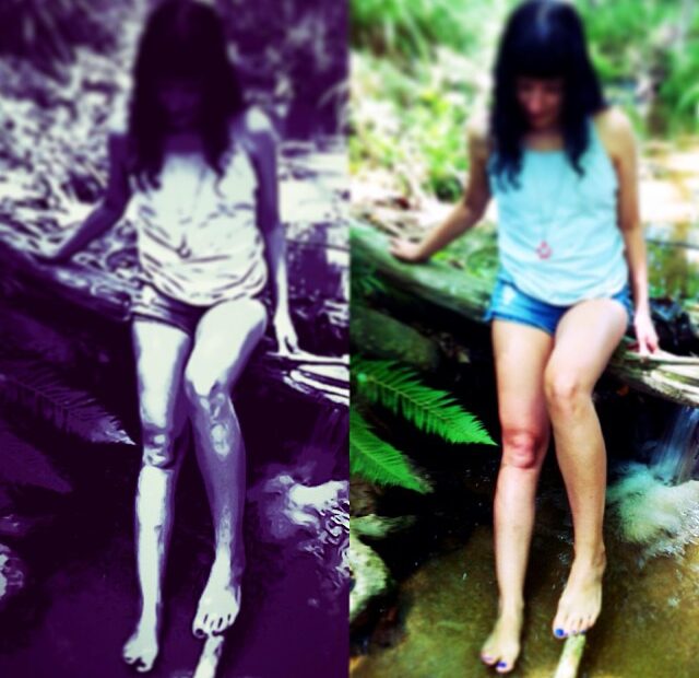 Roser Amills sentada en un tronco con los pies en un arroyo del bosque, en dos versiones de color