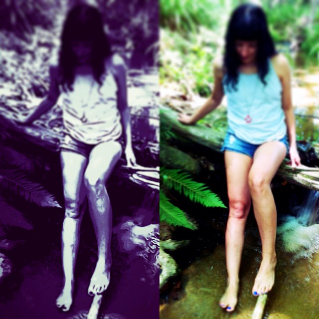 Roser Amills sentada en un tronco con los pies en un arroyo del bosque, en dos versiones de color