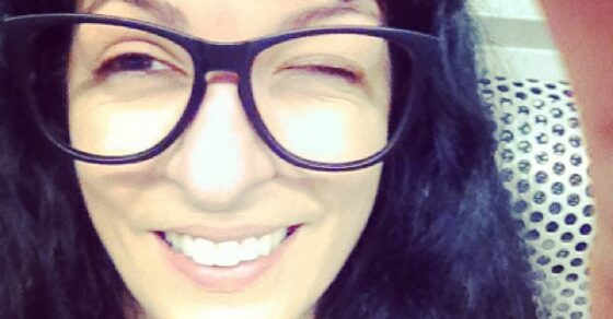Roser Amills sonríe y guiña un ojo con unas gafas negras de pasta