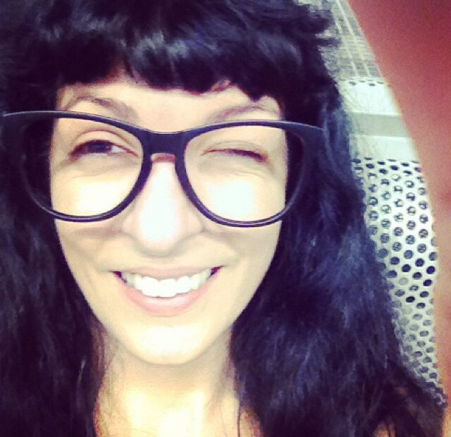 Roser Amills sonríe y guiña un ojo con unas gafas negras de pasta