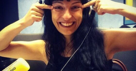 Roser Amills amb els auriculars de Catalunya Ràdio