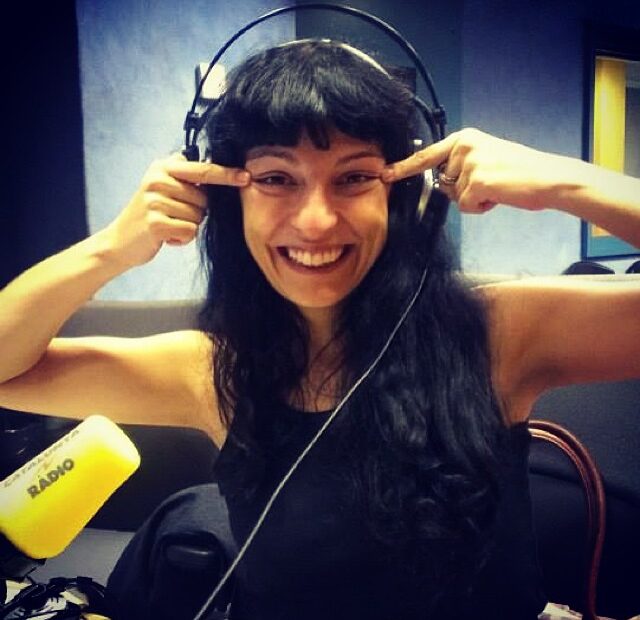 Roser Amills amb els auriculars de Catalunya Ràdio