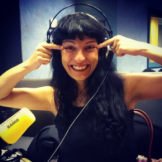 Roser Amills amb els auriculars de Catalunya Ràdio