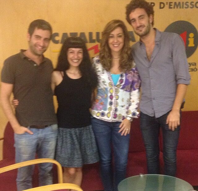 Roser Amills, Maria de la Pau Janer, Joan Dausà i Miki Esparbé davant el rotul de Catalunya Ràdio