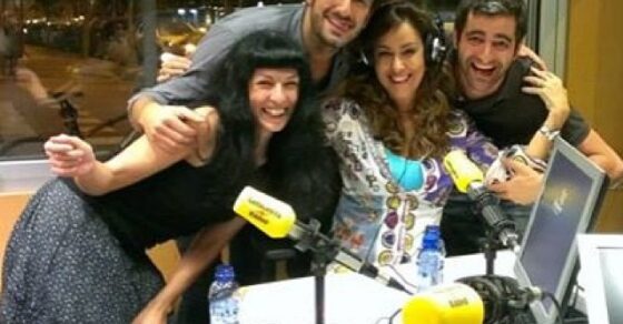 Roser Amills, Maria de la Pau Janer, Joan Dausà i Miki Esparbé abraçats al voltant dels micròfons de l'estudi de Catalunya Ràdio