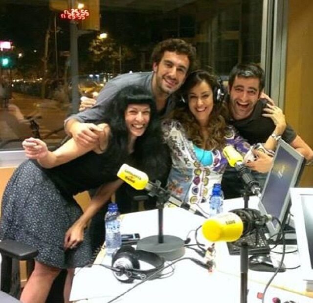 Roser Amills, Maria de la Pau Janer, Joan Dausà i Miki Esparbé abraçats al voltant dels micròfons de l'estudi de Catalunya Ràdio