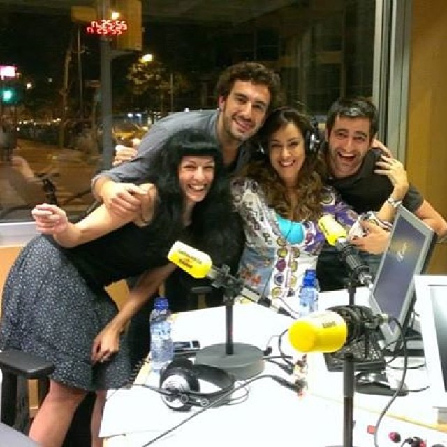 Roser Amills, Maria de la Pau Janer, Joan Dausà i Miki Esparbé abraçats al voltant dels micròfons de l'estudi de Catalunya Ràdio