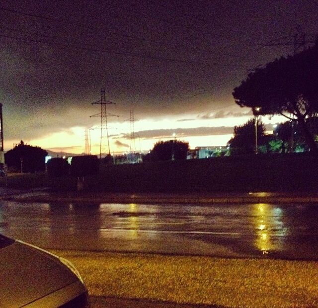 Cielo oscuro de tormenta al atardecer sobre una calle mojada de Sant Cugat