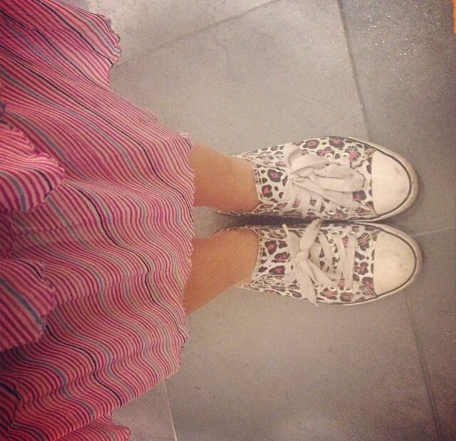 Zapatillas de leopardo rosa y falda de rayas rosas de Roser Amills