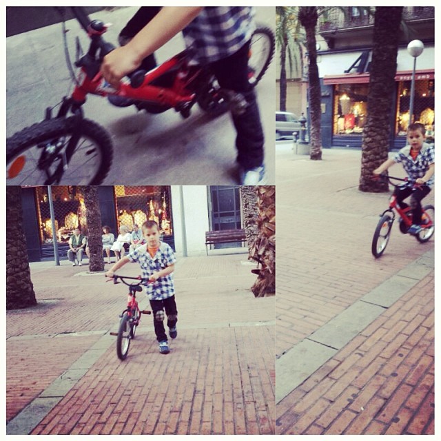 Collage de cuatro fotos de un niño en bicicleta roja por una calle con palmeras