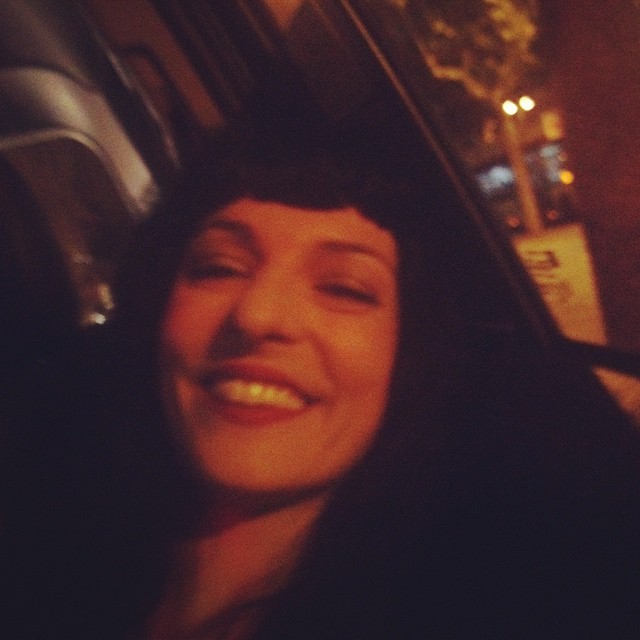 Roser Amills sonríe, de noche y desenfocada, desde un coche, de camino a la cena del Premio Planeta 2013