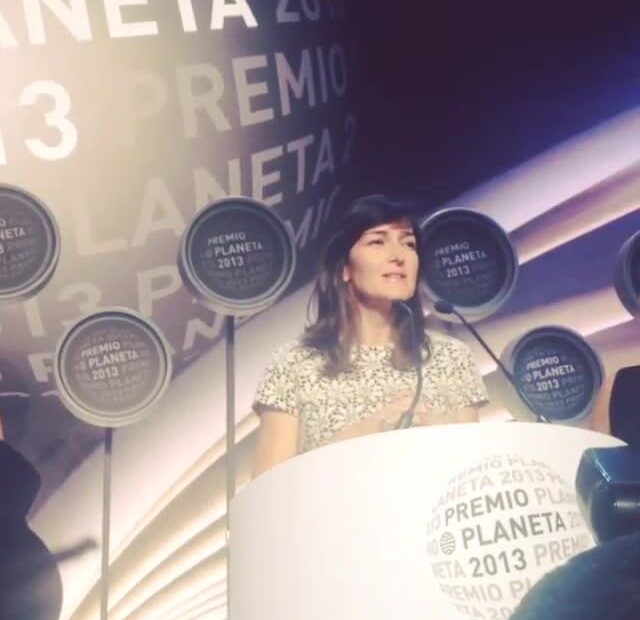 Ángeles González-Sinde habla desde un atril ante el logotipo del Premio Planeta 2013, en la gala del 15 de octubre de 2013