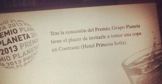 Tarjeta del Grupo Planeta que invita a tomar una copa en Contraste (Hotel Princesa Sofía) tras la concesión del Premio Planeta 2013, Barcelona, 15 de octubre de 2013