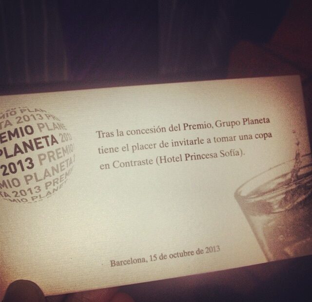 Tarjeta del Grupo Planeta que invita a tomar una copa en Contraste (Hotel Princesa Sofía) tras la concesión del Premio Planeta 2013, Barcelona, 15 de octubre de 2013