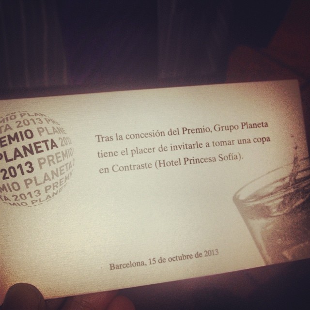 Tarjeta del Grupo Planeta que invita a tomar una copa en Contraste (Hotel Princesa Sofía) tras la concesión del Premio Planeta 2013, Barcelona, 15 de octubre de 2013