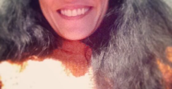 Roser Amills sonriendo en un autorretrato, con el pelo largo y suelto