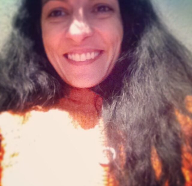 Roser Amills sonriendo en un autorretrato, con el pelo largo y suelto