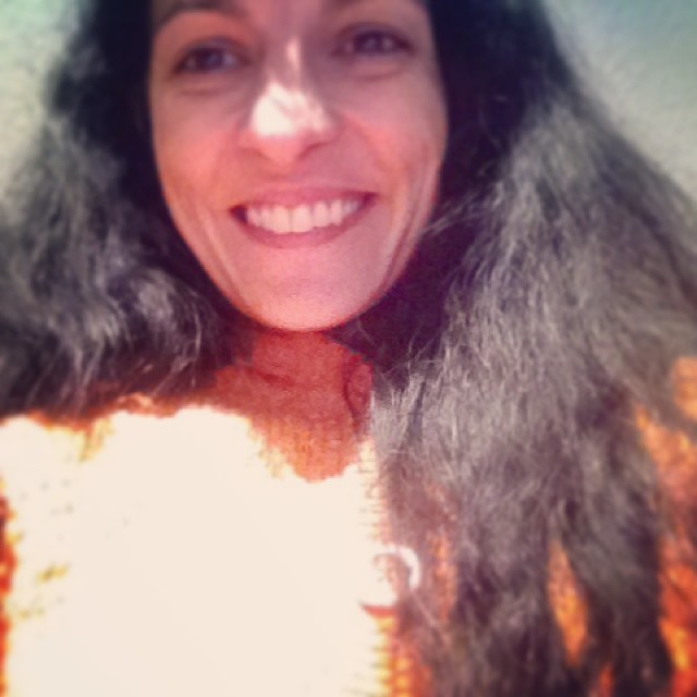 Roser Amills sonriendo en un autorretrato, con el pelo largo y suelto