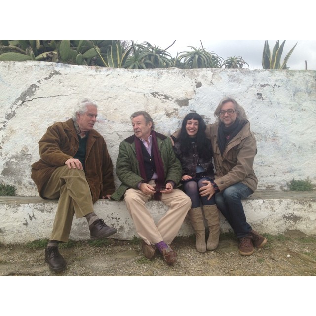 Antoni Pitxot, Luis Racionero, Roser Amills y Víctor Amela sentados en un muro encalado de Cadaqués