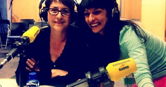 Roser Amills amb Gemma Lienas, totes dues amb auriculars davant dels micròfons de Catalunya Ràdio
