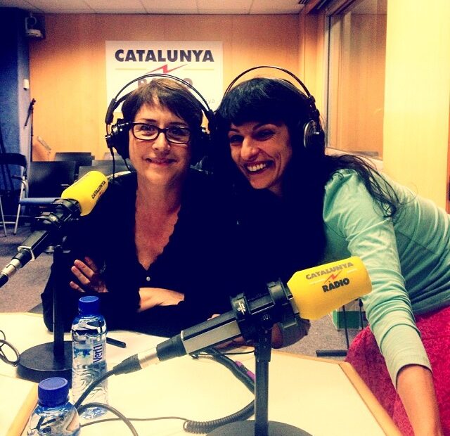 Roser Amills con Gemma Lienas, ambas con auriculares ante los micrófonos de Catalunya Ràdio