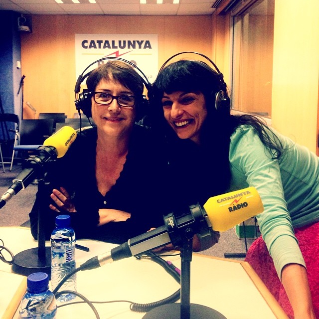 Roser Amills amb Gemma Lienas, totes dues amb auriculars davant dels micròfons de Catalunya Ràdio
