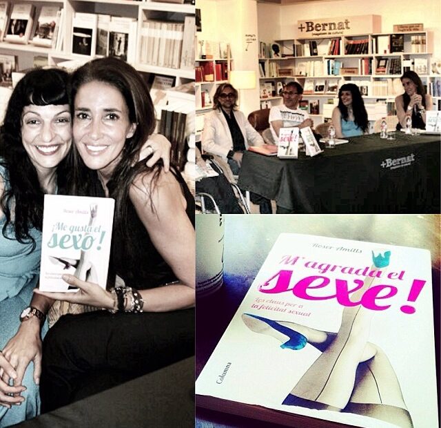 Roser Amills con una lectora, el libro M'agrada el sexe! y una mesa de presentación en la librería +Bernat