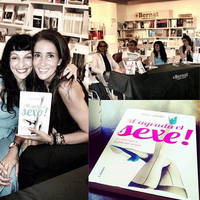 Roser Amills con una lectora, el libro M'agrada el sexe! y una mesa de presentación en la librería +Bernat