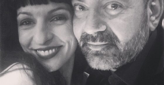 Selfie en blanco y negro de Roser Amills con José Corbacho, con gorra, en el foyer de los premios Ondas