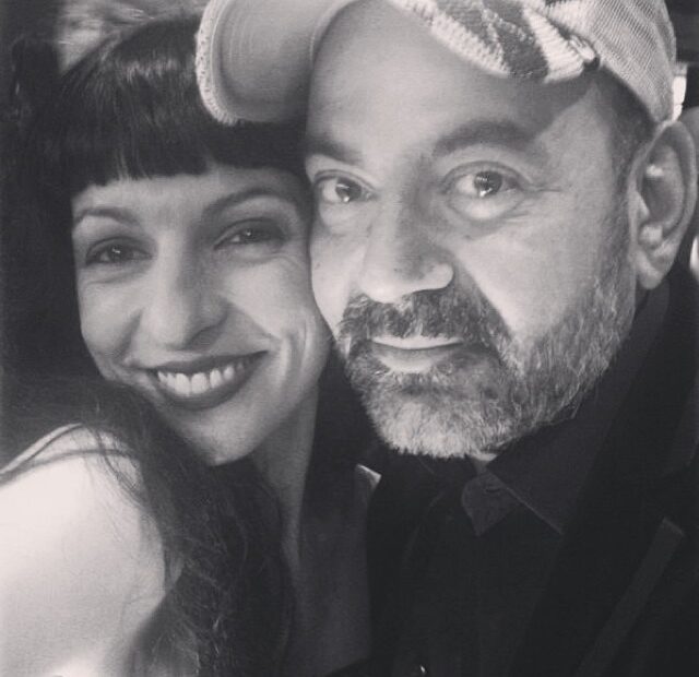 Selfie en blanco y negro de Roser Amills con José Corbacho, con gorra, en el foyer de los premios Ondas