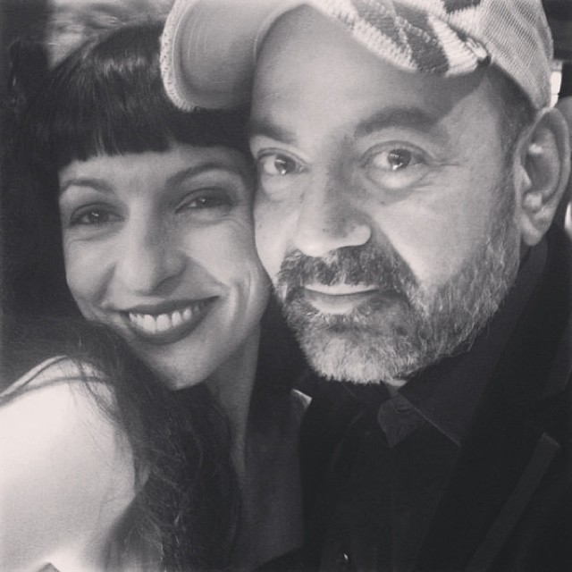 Selfie en blanco y negro de Roser Amills con José Corbacho, con gorra, en el foyer de los premios Ondas