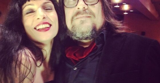 Roser Amills con Juan Cruz, de gafas oscuras y barba, en la gala de los premios Ondas