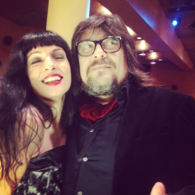 Roser Amills con Juan Cruz, de gafas oscuras y barba, en la gala de los premios Ondas