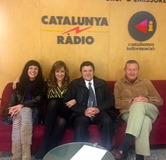 Roser Amills con una locutora y dos hombres sentados en un sofá rojo de Catalunya Ràdio