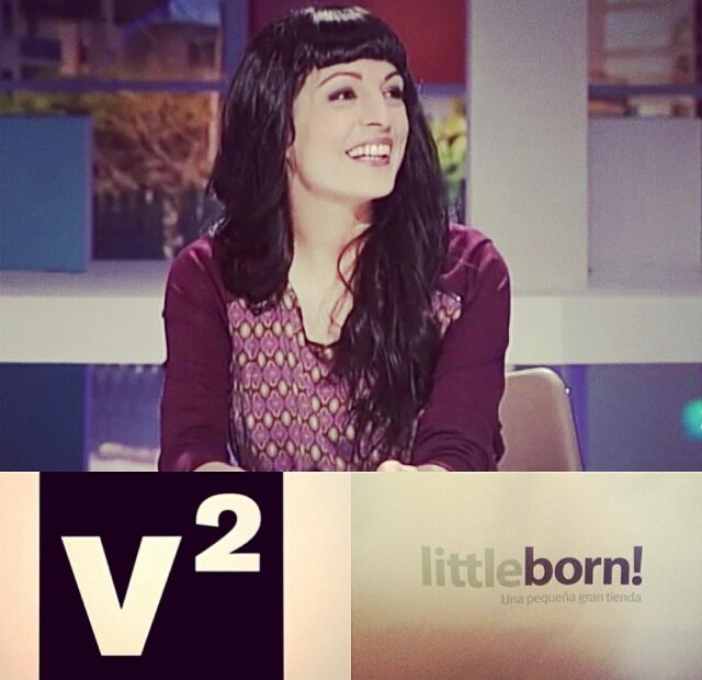 Roser Amills sonriendo en el plató de Vespre a La 2 con un conjunto de Little Born