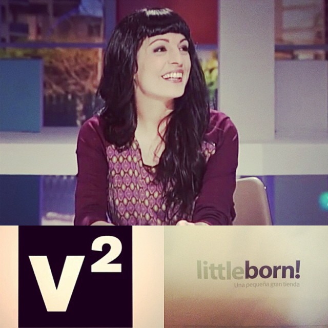 Roser Amills sonriendo en el plató de Vespre a La 2 con un conjunto de Little Born