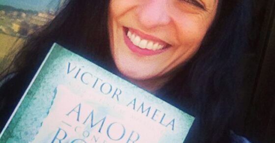 Roser Amills sonríe con el libro Amor contra Roma, de Víctor Amela, contra el pecho