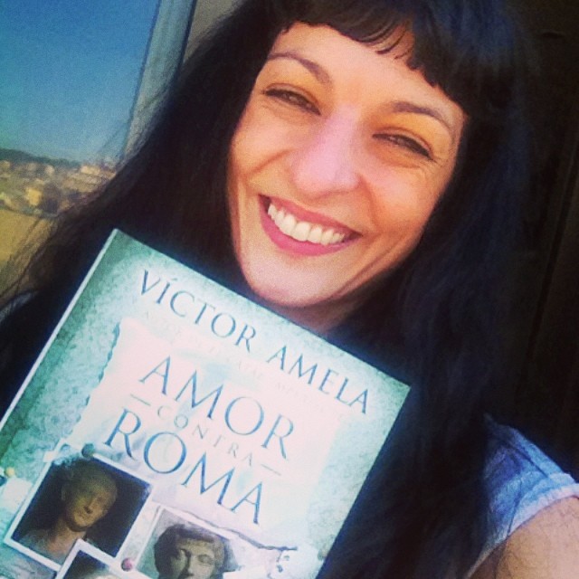 Roser Amills somriu amb el llibre Amor contra Roma, de Víctor Amela, contra el pit