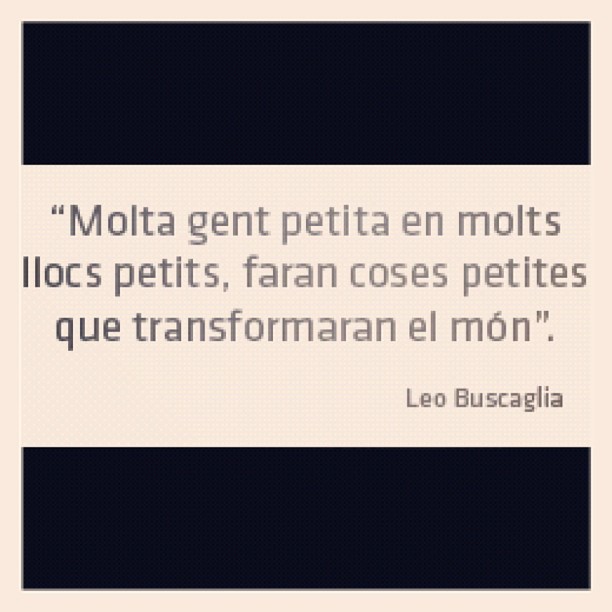 Cita de Leo Buscaglia sobre fondo claro con franjas oscuras: «Molta gent petita en molts llocs petits, faran coses petites que transformaran el món»