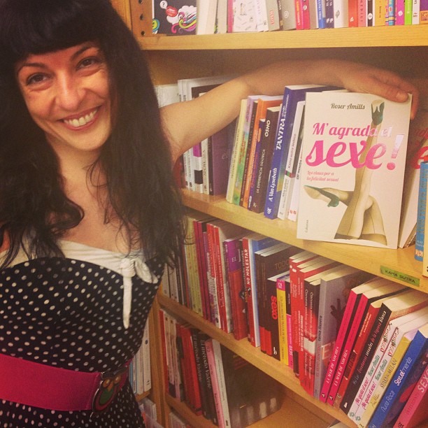 Roser Amills sonriente en la librería Caselles de Lleida con su libro M'agrada el sexe!